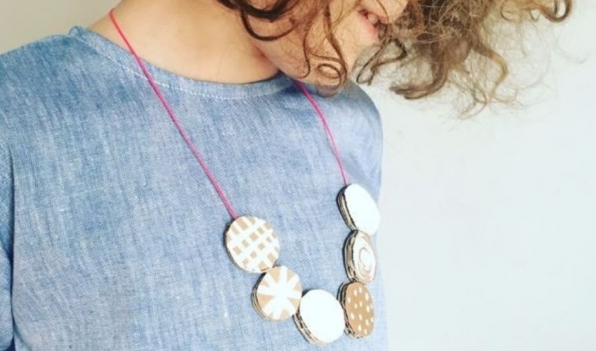 DIY Εύκολο κολιέ με 3 μόνο υλικά DIY Εύκολο κολιέ με 3 μόνο υλικά