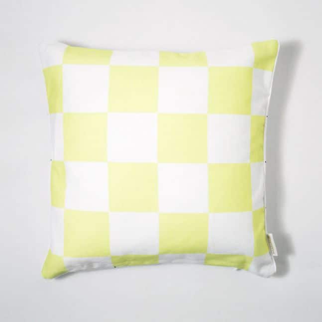 coussin-damier-jaune-idees-deco-chambre-bebe-garcon