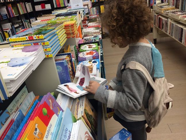 kids reading books 2