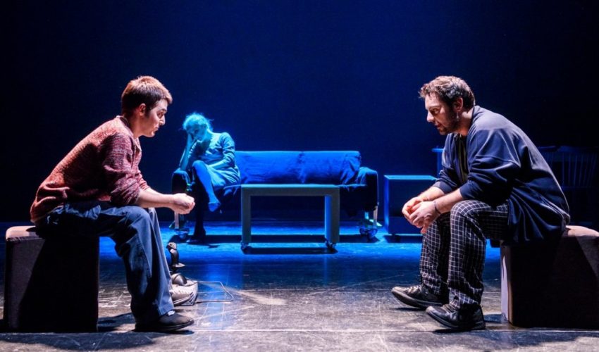 Μικρές Ιστορίες για αγρίους – Τα “σπάει” η εφηβική παράσταση στην εφηβική σκηνή του Εθνικού Θεάτρου Μικρές Ιστορίες για αγρίους – Τα “σπάει” η εφηβική παράσταση στην εφηβική σκηνή του Εθνικού Θεάτρου