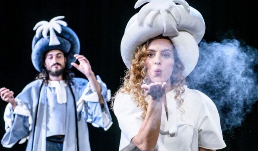 «Χίλιες και μία ιστορίες» στο Μικρό Εθνικό: Ένα μωσαϊκό ανατολής και δύσης με μια ποπ και λαϊκή διάθεση
