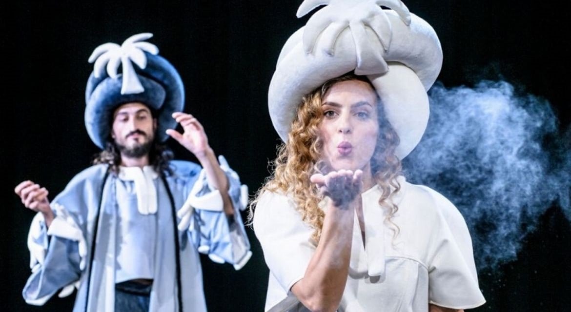 «Χίλιες και μία ιστορίες» στο Μικρό Εθνικό: Ένα μωσαϊκό ανατολής και δύσης με μια ποπ και λαϊκή διάθεση